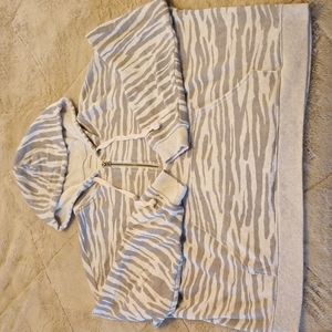 American Eagle animal print hooded sweatshirt size medium.